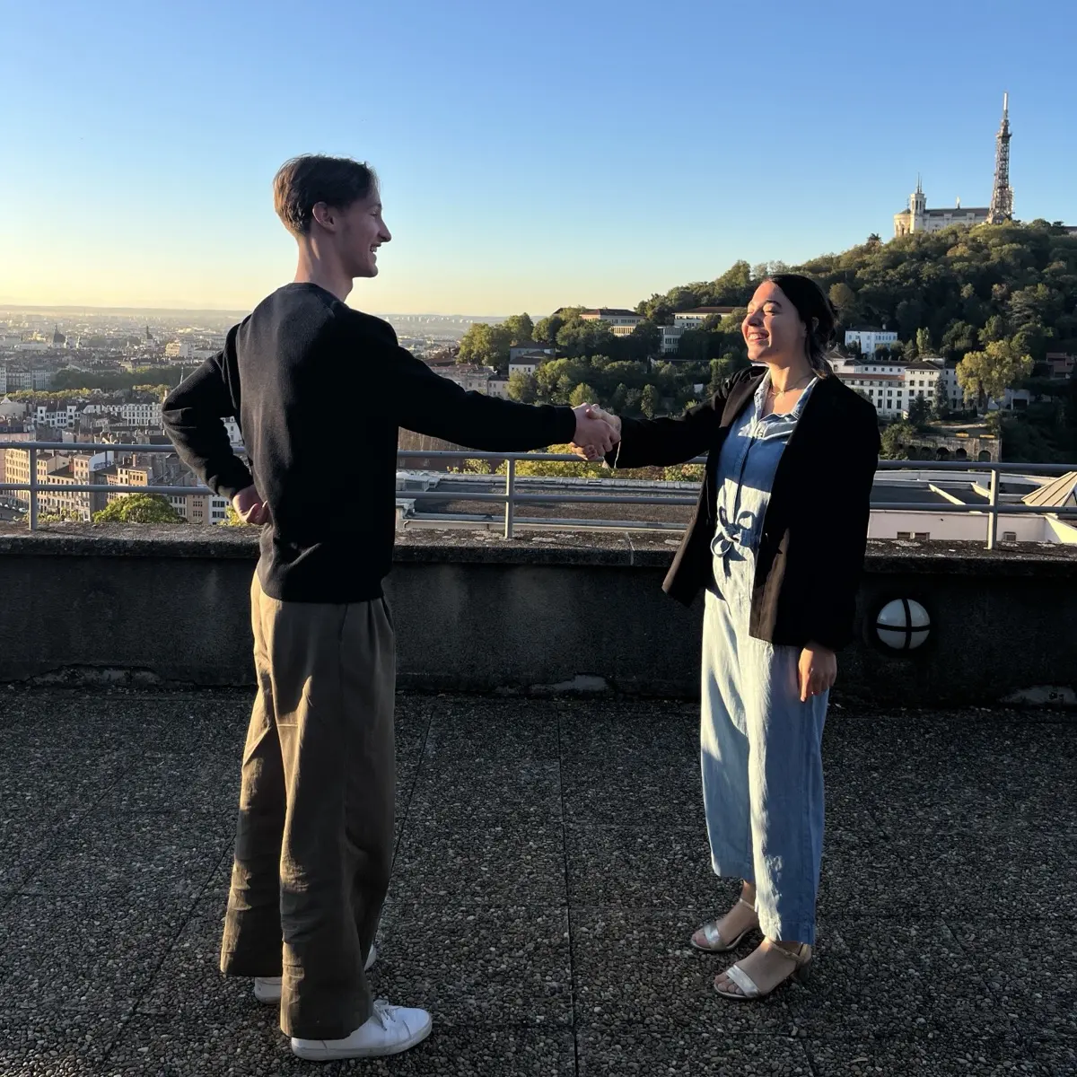 Nathan Goutagny sur la terrasse des Chartreux, à Lyon, avec Fourvière en arrière-plan